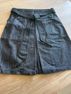 Flot denim nederdel med læg foran og binde bælte
