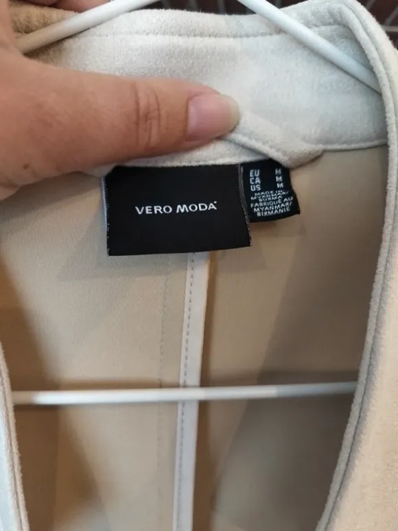 Frakke råhvid str M (stor i str) vero Moda