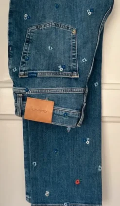 GANT-jeans stl 27 – unik modell med broderade detaljer