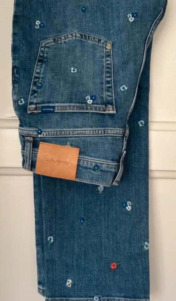 GANT-jeans stl 27 – unik modell med broderade detaljer