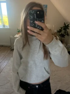 Grå hoodie