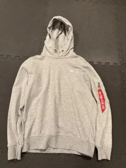 Grå hoodie Alpha Industries