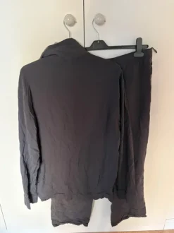 Grå pyjamas