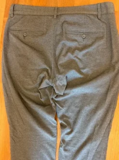 Gråa stretchiga dressade byxor