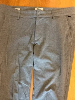 Gråa stretchiga dressade byxor