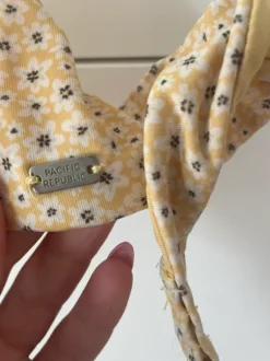 Gul bikini top med små blomster