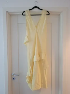Gul klänning