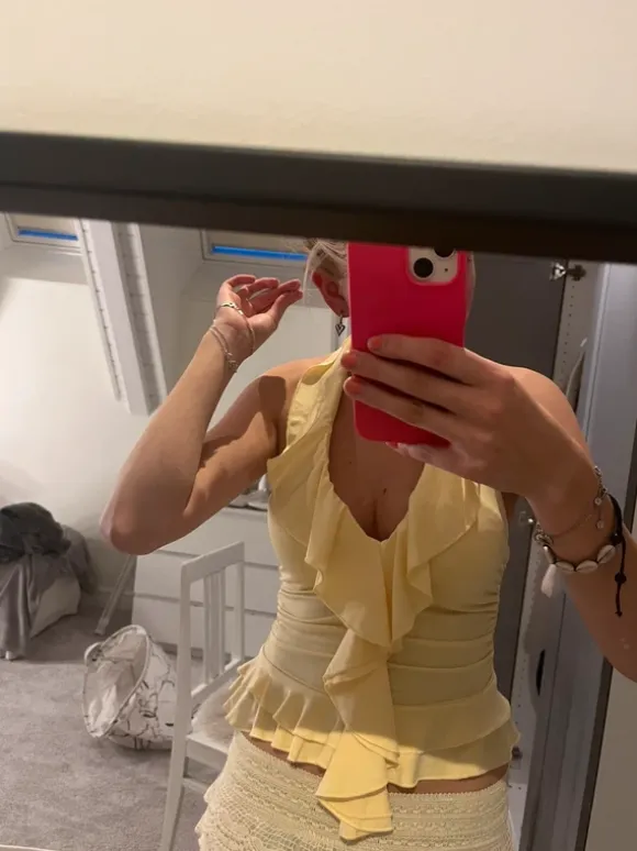 Gul topp som är öppen i ryggen