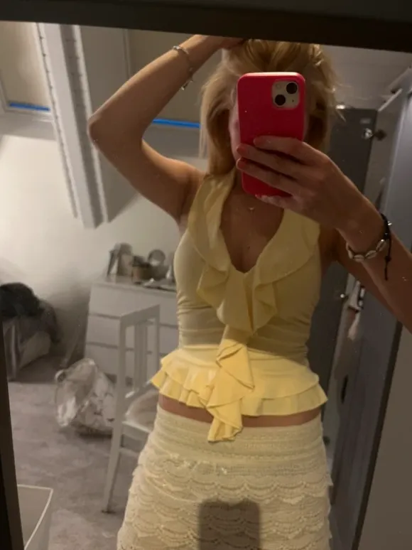 Gul topp som är öppen i ryggen