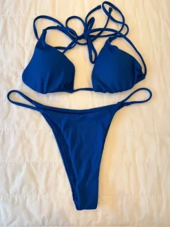 Helt ny, Blå ribbad bikini – oanvänd
