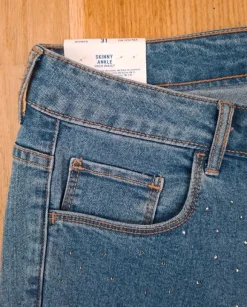 H&M jeans blå skinny ankle highwaist jeans med påsatte krystaller foran str. 31.