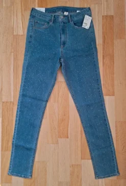 H&M jeans blå skinny ankle highwaist jeans med påsatte krystaller foran str. 31.