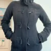 H&M logg sort frakke