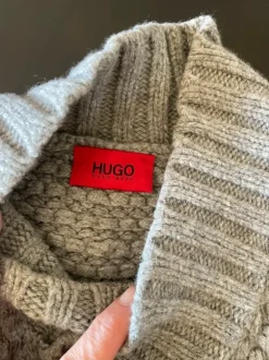 Hugo Boss. Grå strik str. L. God