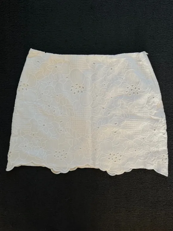 Hvid blonde nederdel
