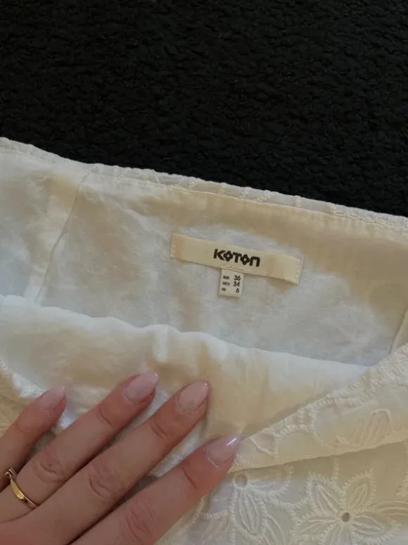 Hvid blonde nederdel