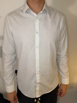 Hvid langærmet skjorte