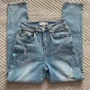 Jasne jeansy z przetarciami