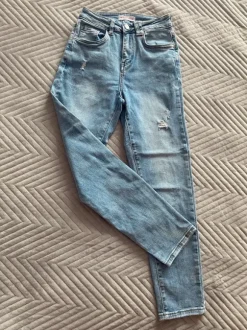 Jasne jeansy z przetarciami