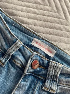 Jasne jeansy z przetarciami