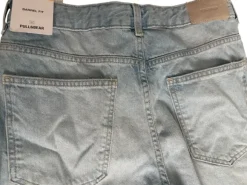 Jasnoniebieskie jeansy