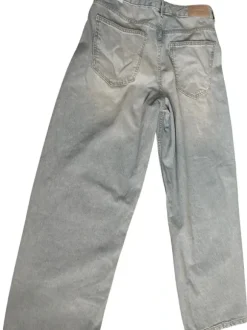 Jasnoniebieskie jeansy