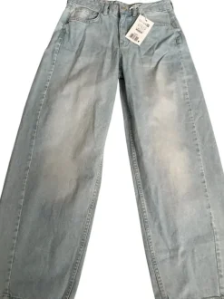 Jasnoniebieskie jeansy