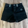 Jeans shorts med handmålat tryck