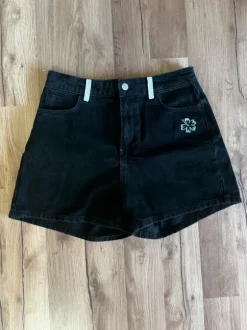 Jeans shorts med handmålat tryck