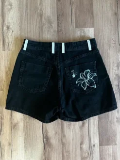 Jeans shorts med handmålat tryck