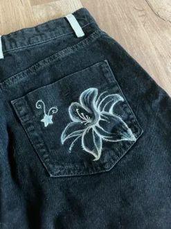 Jeans shorts med handmålat tryck