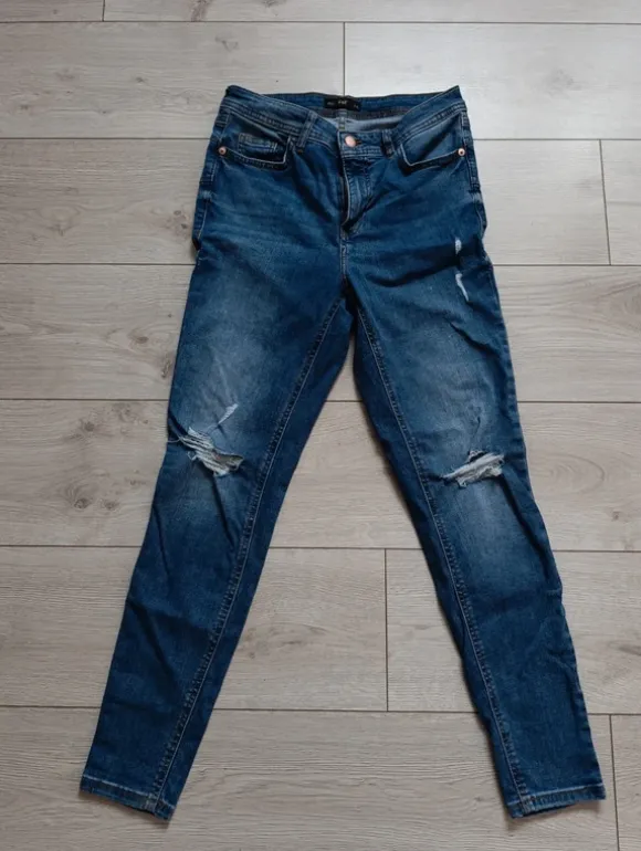 Jeansy F&F Skinny Fit z dziurami na kolanach