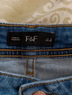 Jeansy F&F Skinny Fit z dziurami na kolanach