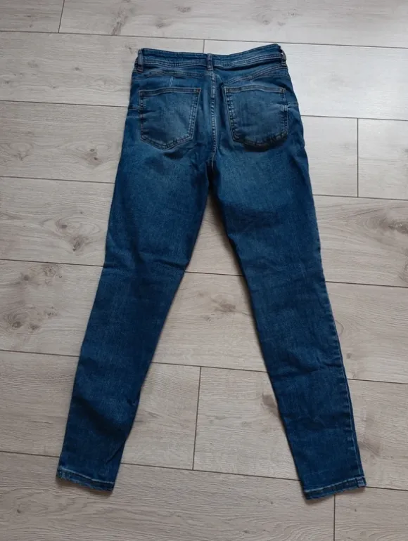 Jeansy F&F Skinny Fit z dziurami na kolanach