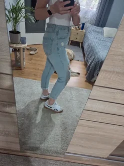 Jeansy z przetarciami Stradivarius