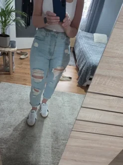 Jeansy z przetarciami Stradivarius