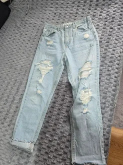 Jeansy z przetarciami Stradivarius