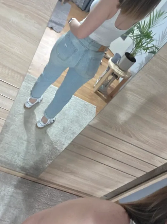 Jeansy z przetarciami Stradivarius