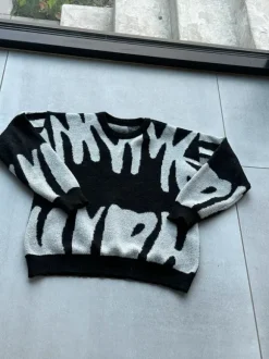 Kagra knit sweater. White on black.