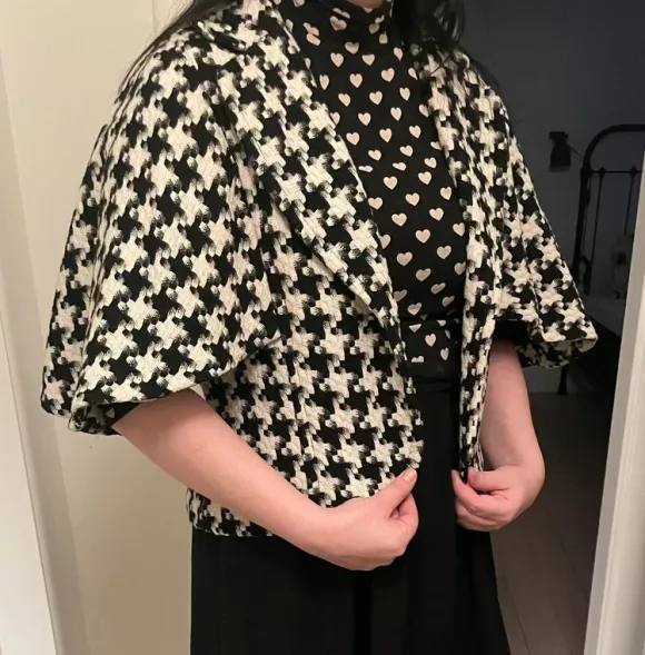 Karen kane jakke / bolero i sort hvid mønster