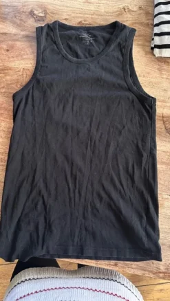 Klädpaket – badshorts + tröjor + byxa + linne (stl M)