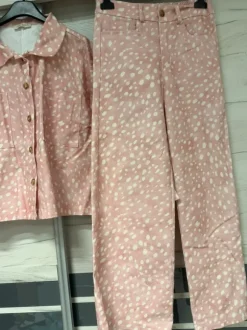 Komplet jeansowy w kropki kolor różowy
