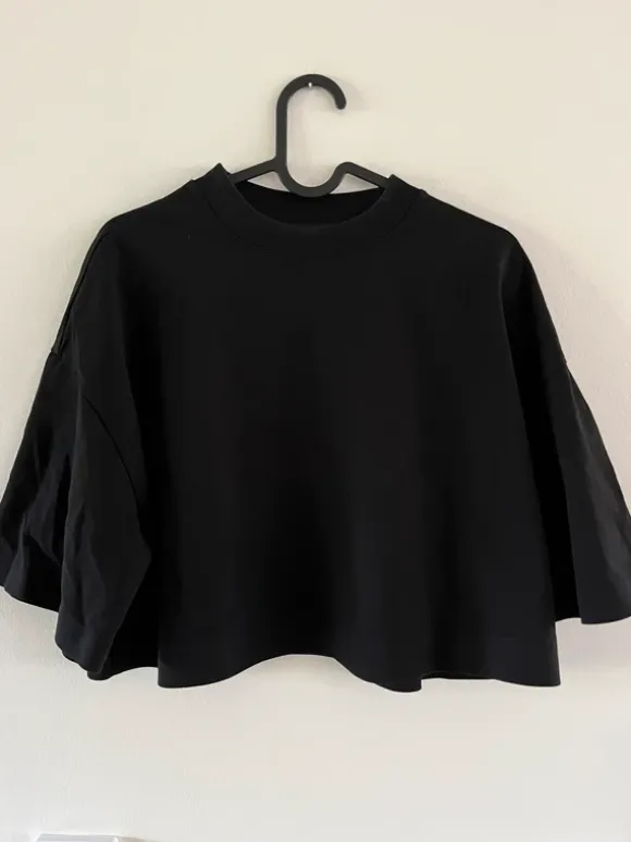 Kort, boxig t-shirt från COS