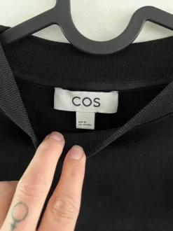 Kort, boxig t-shirt från COS