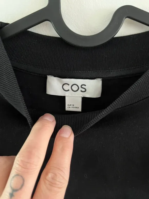 Kort, boxig t-shirt från COS