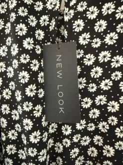 Kortärmad blus från New Look med tags aldrig använd storlek 40