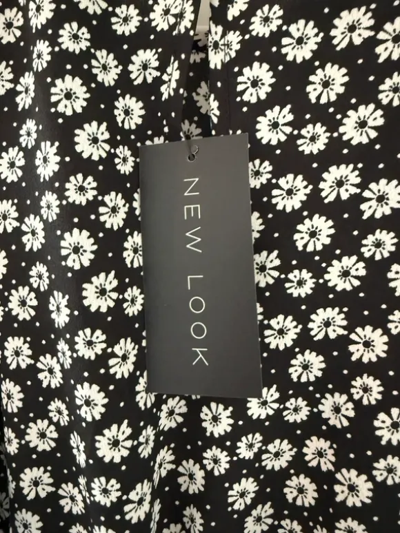 Kortärmad blus från New Look med tags aldrig använd storlek 40