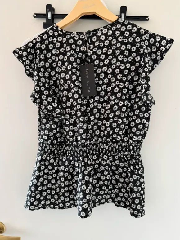 Kortärmad blus från New Look med tags aldrig använd storlek 40