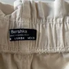 Krämfärgade jeansshorts från Bershka