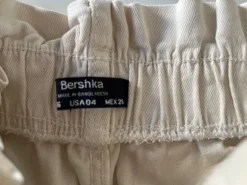 Krämfärgade jeansshorts från Bershka
